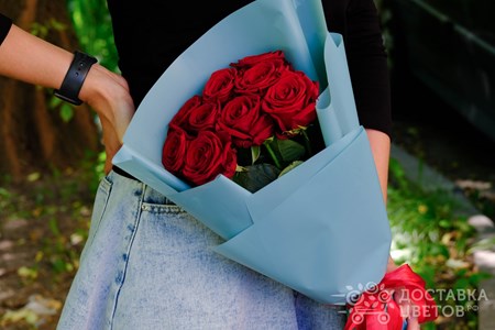 Букет из 9 красных роз в пленке "Ред Наоми"